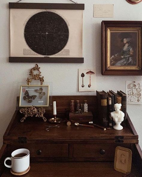 Dark Academia Desk, Dark Academia Room Ideas, Dark Academia Interior, Dark Academia Room Decor, Academia Bedroom, Vasos Vintage, Academia Room, Dark Academia Decor, Desk Job