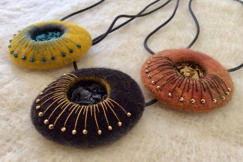 Recycled Coffee Capsules – Felting and Fiber Studio Easy Felt Crafts, Hand Embroidered Pendant, Embroidery On Paper, Felt Craft Projects, Diy Wool, Felt Necklace, Paper Ideas, Surface Decoration, Felt Jewelry