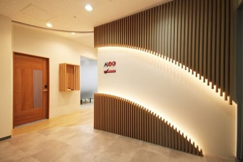 Wooden Wall Design, Office Wall Design, Lobby Interior Design, Cladding Design, Wall Panel Design, Clinic Interior Design, Wall Decoration Ideas, Door Design Modern, Counter Design