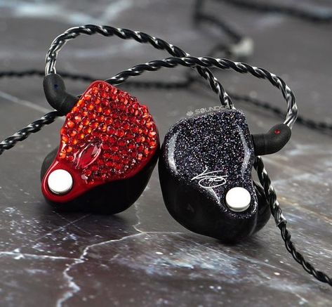 Red In Ear Monitor Kpop, In Ear Monitors Aesthetic Black, Red In Ear Monitor, In Ears Kpop Shifting, Yn Kpop Idol, Guitarist Outfit, Ear Piece Kpop, Super Power Girl, Writing Songs Inspiration