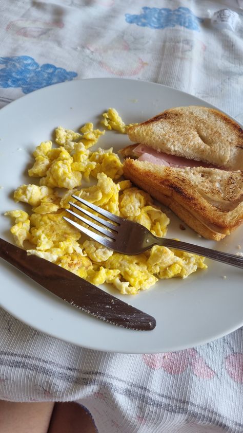 Scrambled Egg On Toast, Scrambled Eggs And Toast, Eggs In Bread, Eggs And Bread, Cooking Breakfast, Sugar Bread, Aesthetic Breakfast, Ham And Eggs, Toast Bread