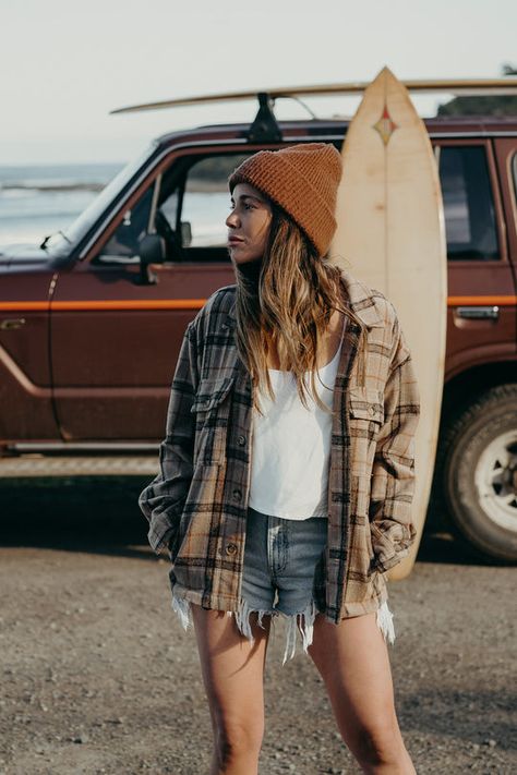 Women Flannel Shirt, Surfergirl Style, Women Flannel, Womens Flannel Shirt, Camping Outfits, Flannel Women, Flannel Jacket, Surf Style, Mode Inspo