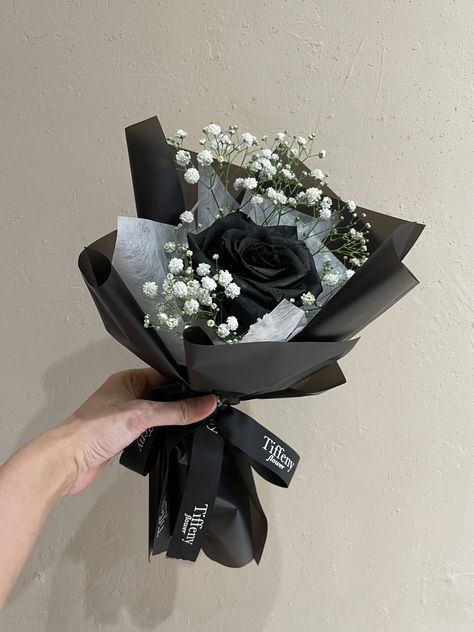 Masculine Bouquet, Spooky Flower Arrangements, Man Flower Bouquet, Masculine Flowers, Black Flowers Bouquet, Black Flower Bouquet, Paper Rose Craft, Single Rose Bouquet, Black Rose Bouquet