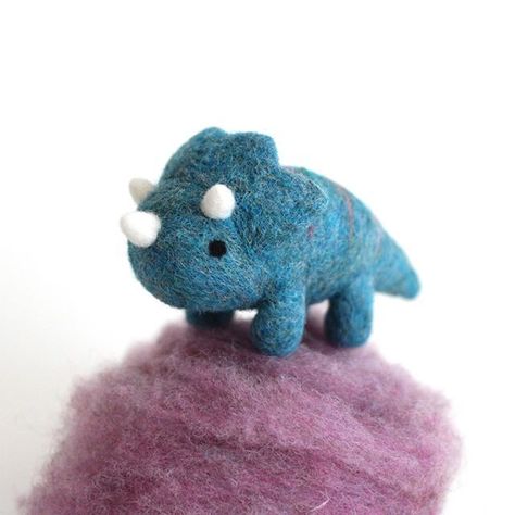 Needle Felted Dino, Felted Dinosaur, Needle Felted Dinosaur, Felting Diy, Needle Felted Fox, Felted Crochet, Needle Felting Diy, Felted Wool Crafts, Needle Felting Tutorials