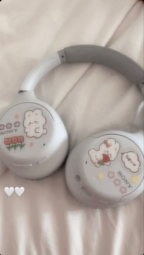 Sony pretty cool headphones real beautiful❤ i love them with stickers Tea Setup, Overhead Headphones, Cool Headphones, Headphone Decoration, Aesthetic Headphones, Wh 1000xm4, Cute Headphones, Sony Headphones, White Headphones