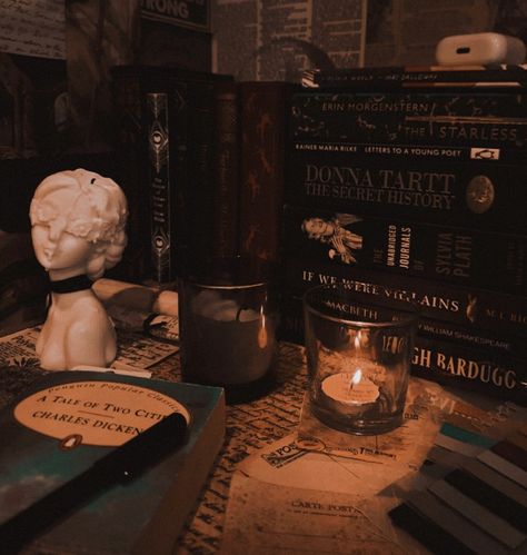 ♡ dark academia ♡ Chaotic Academia Room Aesthetic, Desk Aesthetic Dark Academia, Dark Academia Workspace, Desk Aesthetic Dark, Writing Aesthetic Dark, Cosy Academia, Dark Academia Studying, Babel Aesthetic, Dark Academia Study Aesthetic