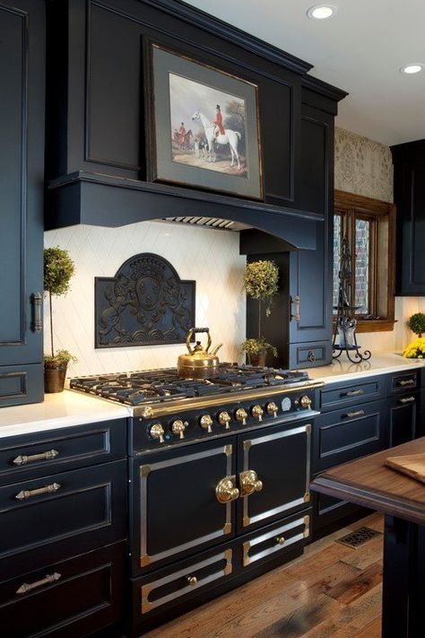 Academia Kitchen, Black Kitchen Cabinets, Big Kitchen, Coastal Charm, Chic Kitchen, Beautiful Kitchen, Shabby Chic Kitchen, Black Kitchen, Black Cabinets