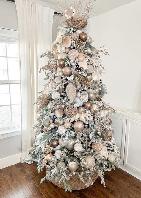 Cream And White Christmas Tree Decor, White Tree With Silver Decorations, Christmas Tree Bohemian, Good And White Christmas Tree, Beige And Red Christmas Tree, Silver Gold White Christmas Tree, Christmas Tree Ideas Champagne, Christmas Tree Ideas White And Gold, White And Cream Christmas Tree