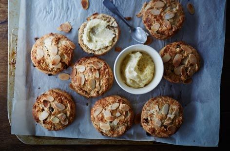 These mincemeat scones with brandy butter are an interesting twist on your classic mince pies! Brandy Butter Recipe, Mince Pie Recipe, Mince Pies Christmas, Mince Pie, Yummy Christmas Treats, Tesco Real Food, Cream Tea, Mince Pies, Bread Bun