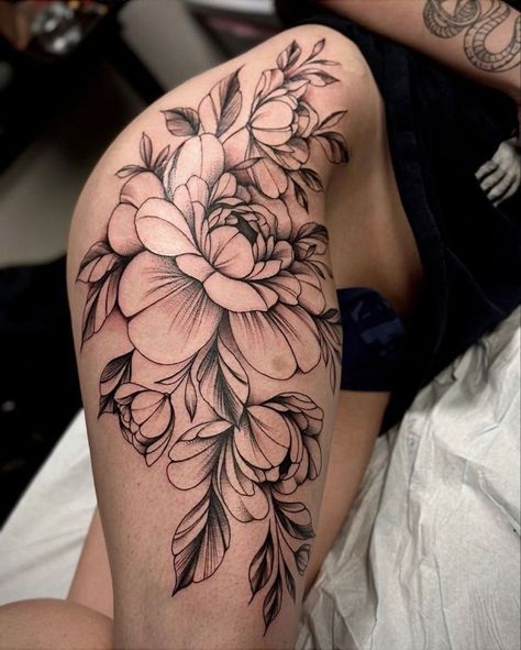 Neotraditional Tattoo Black And Grey, Walk In Tattoos, Mandala Hip Tattoo, Floral Hip Tattoo, Thigh Tattoo Men, Models Without Makeup, Hip Tattoo Designs, Side Thigh Tattoos, Floral Thigh Tattoos