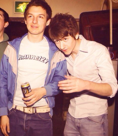 I AM GOING TO CRY I AM GOING TO CRY!!!! Look how adorable they are. Oh Alex Turner!!!!!