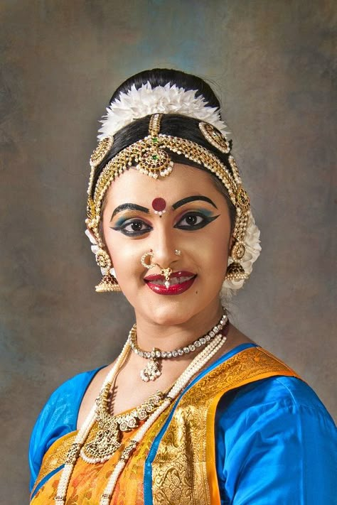 Bharat Natyam Makeup, Bharatnatyam Makeup, Bharatanatyam Makeup, Bharat Natyam, Tamil Matrimony, South Indian Makeup, Dancer Photo, Lady Drawing, Indian Dances