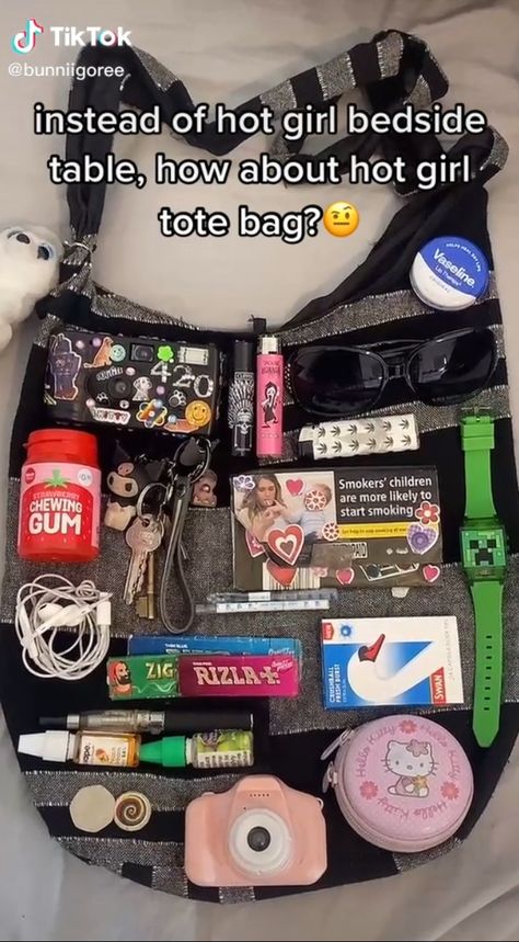 Small Emergency Bag, Summer Travel Backpack, What To Have In Your Bag, What’s In My Bag Aesthetic, Bag Essentials School, Backpack Tour, Whats In My Backpack, Bag Tour, Everyday Bag Essentials