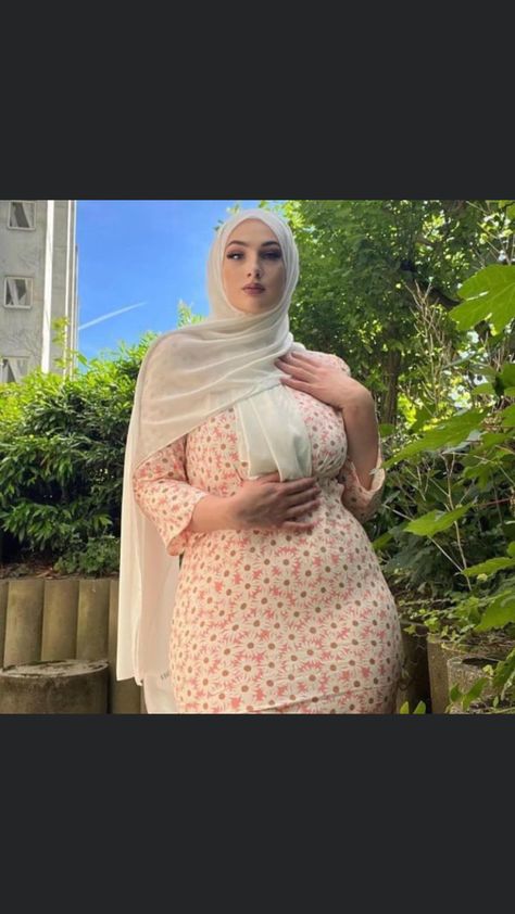 Curvy Hijabi Outfits, Arabic Women Hijab, Wearing Hijab, Big Women Fashion, Hijab Look, Arabian Women, Hot Dresses Tight, Arabian Beauty Women, Muslim Women Fashion