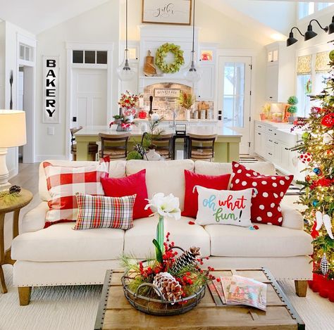 Christmas Interiors, Christmas Decorations Living Room, White Christmas Decor, Christmas Living Rooms, Christmas Room, Indoor Christmas, Farmhouse Christmas Decor, Elegant Christmas, Christmas House