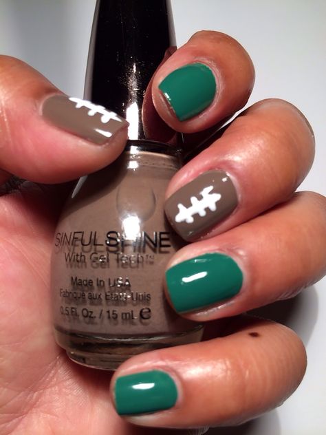 Green Football Nails, Fall Football Nails, Football Nails Design Mom, Football Nails Design, Football Nail Designs, Classy Nail Art Ideas, Football Nails, Classy Nail, Nails Beautiful