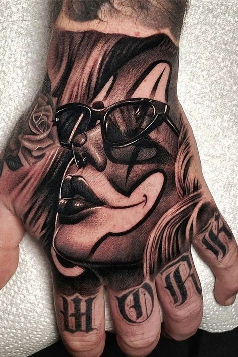 Tattoos Na Mao, Chicano Hand Tattoo, Chola Tattoo Ideas, Bandana Tattoo, Hand Tattoo Images, Chicanas Tattoo, Gang Tattoos, Chicano Tattoos Sleeve, Mexican Tattoo