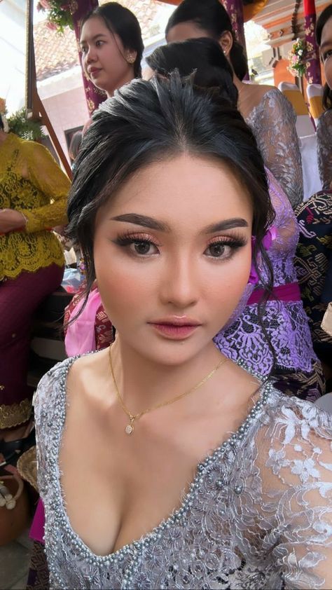 Pap Makeup, Make Up Wisuda Hijab, Make Up Kondangan, Hairstyle Wisuda, Hairstyles 00s, Hairdo Wisuda, Make Up Wisuda, Makeup Wisuda, Batik Dress Modern