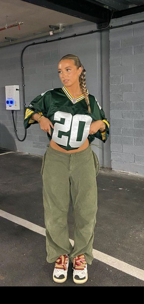 Packers Jersey Outfit Woman, Baseball Game Outfit Women Jersey, Packers Outfit Woman, How To Style Football Jersey Women, Celtics Jersey Outfit Women, Game Outfits For Women Football, Oregon Football Game Outfit, Green Bay Packers Outfits Woman, Nfl Outfits For Women