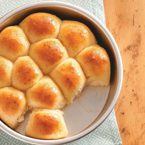 20 Golden Corral Copycat Recipes Potato Rolls Recipe, Easy Yeast Rolls, Yeast Rolls Recipe, Traditional Thanksgiving Recipes, Golden Corral, Fluffy Dinner Rolls, Rolls Easy, Dinner Roll, Homemade Rolls