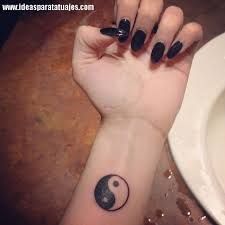 ying yang <3 Yin Yang Wrist Tattoo, Ying Yang Tattoo, Yang Tattoo, Tattoo Wrist, Wrist Tattoo, Piercing Ideas, Ink Ideas, Ying Yang, Piercing Tattoo