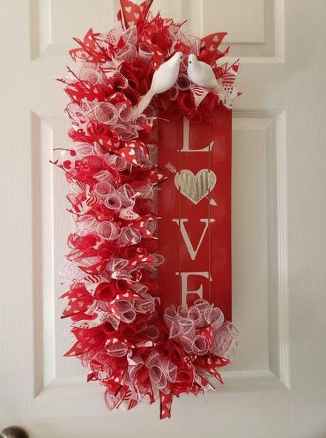 Valentine Day Wreaths Front Doors, Valentines Wreath Ideas, Valentines Day Decorations For Home, Wreath Centers, Valentines Wreaths, Valentine Wood Crafts, Valentines Day Crafts, Diy Valentines Day Wreath, Valentine Wreath Diy