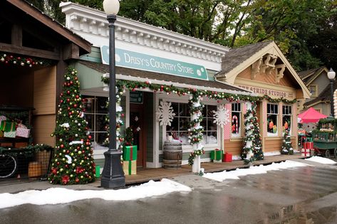 Calling All Christmas Lovers! You Can Visit These Real-Life Hallmark Movie Towns Christmas Love Songs, Smoky Mountain Christmas, Maggie Lawson, Jill Wagner, Christmas Movies On Tv, Family Christmas Movies, Christmas Getaways, Hallmark Movie, Christmas Classic