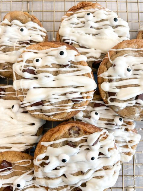 Chocolate Chip Mummy Cookies - Simplylifewithlindsey Key Lime Pie Cookies, Mummy Bandages, Mummy Cookies, Lime Glaze, Pie Cookies, Roll Cookies, Cookie Pie, Chocolate Drizzle, Festive Treats