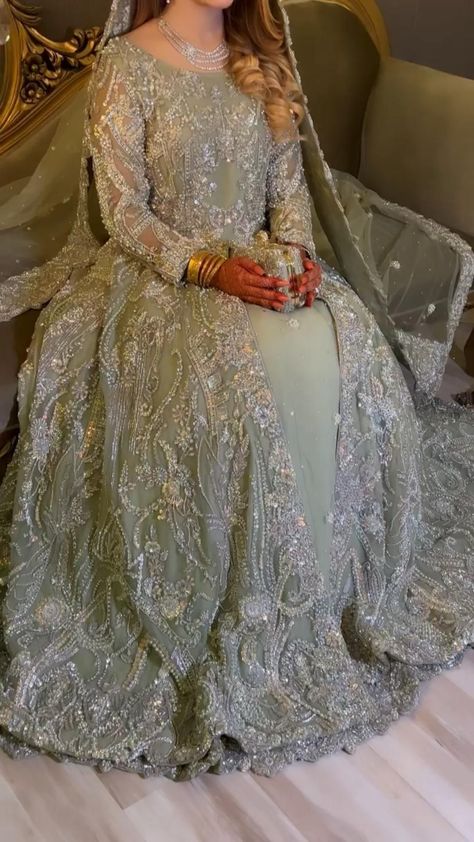 Pakistani Bridal look by the makeupstudiobysehrish Pakistani Bridal Look, Fingers Mehndi Design, Fingers Mehndi, Walima Dress, Asian Bridal Dresses, Latest Bridal Dresses, Bridal Dresses Pakistan, Pakistani Wedding Outfits, Pakistani Fancy Dresses