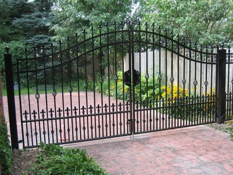 Iron Gates Driveway, Gates Driveway, Iron Entry Doors, Gates And Railings, Driveway Entrance, Entrance Gates Design, Iron Gate Design, Electric Gates, Driveway Gates