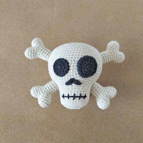 Super Cute Skull & Crossbones Amigurumi ... Fun For Halloween, Cosplay, Gift-Giving! ☠ #crochet #amigurumi #handmade #diy #halloween Crochet Skull Patterns, Crochet Bird Patterns, Cute Skull, Crochet Skull, Crochet Heart Pattern, Crochet Birds, Halloween Crochet Patterns, Skull Crossbones, Crochet Hook Set