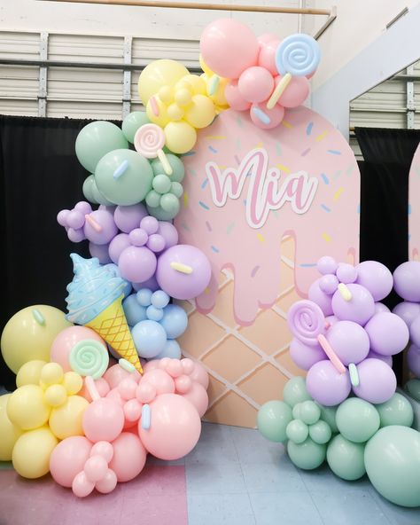 Mia’s FOURever Sweet 🍭🍬🧁 Backdrop + Balloons @janettloveshop Decor by mom @jill_eisner #sweettheme #sweetthemebirthday #sweetthemeparty #foureversweet #foureversweettheme #sweetone #sweetonebirthday #sweetthemeballoons #sweetonebackdrop #sweetoneballoongarland Fourever Sweet, Turtle Birthday Cake, Backdrop Balloons, Birthday Theme Decoration, Candy Theme Birthday Party, Candy Land Birthday Party, Pastel Birthday, Baby Birthday Themes, Sweet Decoration