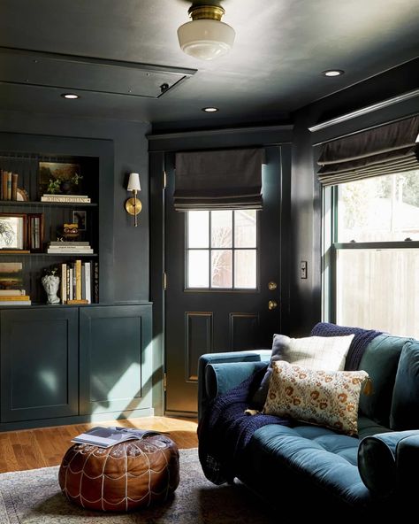 Tv Room Ideas Cozy, Mil Suite, Dark Living Room Ideas, Moody Living Room, Living Colors, Snug Room, Dark Living Rooms, Casa Vintage, Emily Henderson