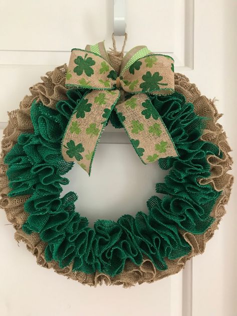 St Pats Wreath, Burlap Ruffle Wreath, Diy St Patricks Day Decor, Ruffle Wreath, Shamrock Wreath, Wreaths St Patricks, Simple Wreath, St Patricks Crafts, Burlap Wreath Diy