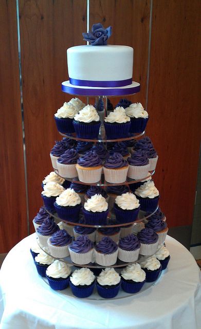 Cupcake For Wedding, Purple And Navy Wedding, Purple Wedding Cupcakes, Cupcakes Purple, Diy Wedding Cupcakes, Purple Themed Wedding, Wedding Cupcake Tower, Cupcakes Design, Cupcake Towers