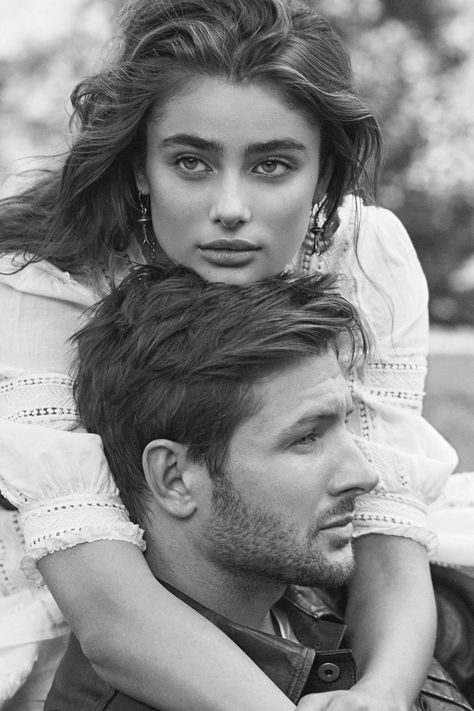 Ralph Lauren Romance Campaign, Ralph Lauren Taylor Hill, Taylor Hill Family, Taylor Hill Ralph Lauren, Ralph Lauren Couple Photoshoot, Western Inspired Photoshoot Couple, Iconic Couple Photoshoot, Ralph Lauren Photoshoot Family, Ralph Lauren Family Aesthetic