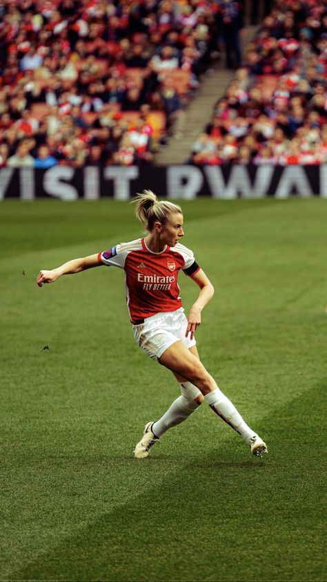 Leah Williamson Photoshoot, Woso Football Wallpaper, Women Football Wallpaper, Womens Football Aesthetic, Women’s Football, Arsenal Women Wallpaper, Leah Williamson Wallpaper, Women Football Players, Arsenal Wfc