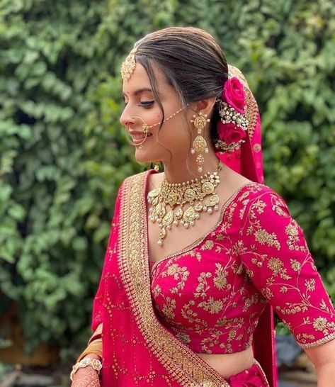 Bridal Bun Hairstyles, Rani Pink Lehenga, Indian Bride Dresses, Beautiful Lehenga, Indian Bride Makeup, Bridal Jewellery Inspiration, Shadi Dresses, Bridal Bun, Bridal Hairdo