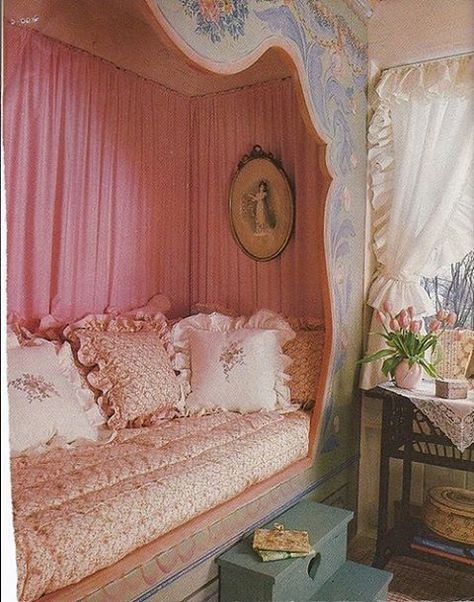 Alcove Bed, Country Victorian, Chic Bedrooms, Cozy Cottages, Hot Orange, Nighty Night, Shabby Chic Bedrooms, Romantic Decor, Dreamy Bedrooms