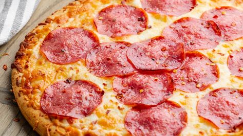 Salami Pizza Pizza With Salami, Pizza Salami, Chicken Bacon Ranch Pizza, Salami Pizza, Homemade Pizzas, Gluten Free Dough, Vegetarian Sausages, Leftover Pizza, French Bread Pizza