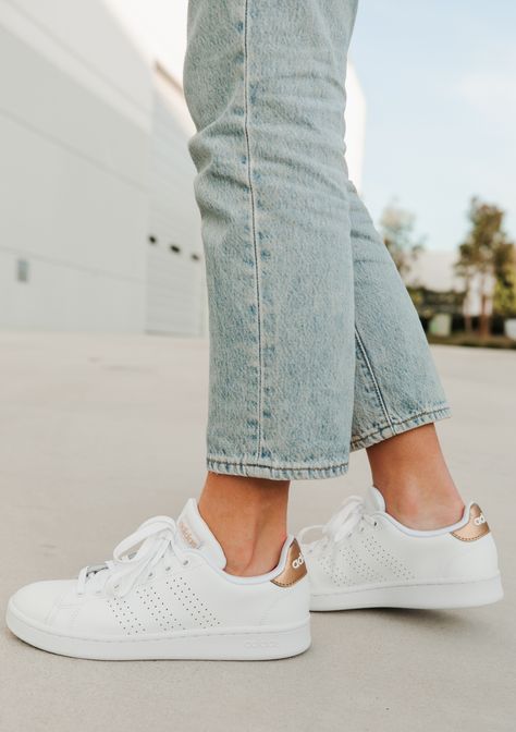 Adidas Advantage Outfit, All White Adidas Shoes, Lisa Allen, Adidas Advantage, Sneaker Outfits Women, Sneaker Outfits, Adidas Sneakers Women, Sneakers Street Style, Metallic Sneakers