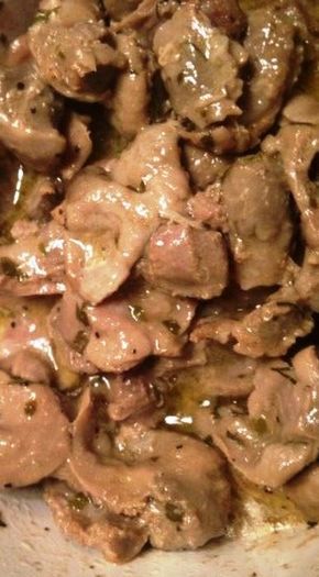 Smothered Chicken Gizzards, Organ Recipes, Giblets Recipe, Smothered Recipes, Dried Onion Flakes, Football Game Food, Chicken Cup, Offal Recipes, Gizzards Recipe