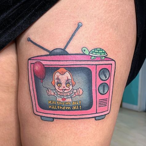 @melvin_arizmendi on Instagram: “A Pennywise kewpie for  @stickybab.y 🐢. Thank you for coming to see me❤️ @the_hideaway_tattoo 🤡⚡️🤡⚡️🤡⚡️🤡⚡️🤡⚡️🤡” Pennywise Tattoo, Comic Tattoo, Green Grapes, Horror Comics, Thank You For Coming, See Me, Spooky Season, Geometric Tattoo, Instagram A