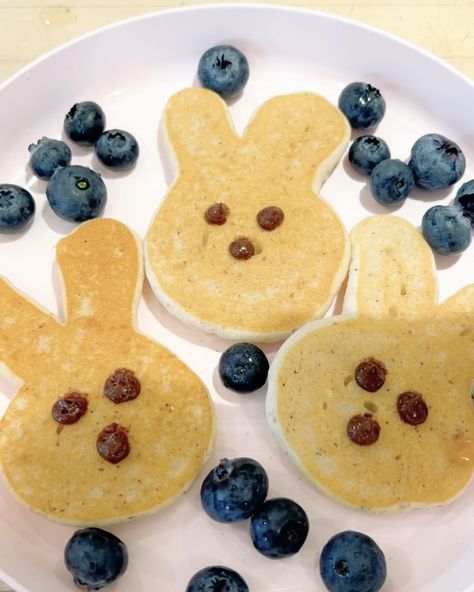 Easter Pancakes, Easter Bunny Pancakes, Egg Pancakes, Fun Pancakes, Pancake Designs, Bunny Pancakes, Kids Pancakes, Pancake Shapes, Pancake Art