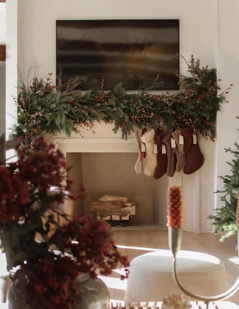 25+ Breathtaking Indoor Christmas Decoration Ideas for 2024 Modern Christmas Decor Ideas, Holiday Mantle, Christmas Color Palette, Neutral Christmas Decor, Neutral Christmas, Christmas Decoration Ideas, Modern Christmas Decor, Christmas Decor Inspiration, Classy Christmas