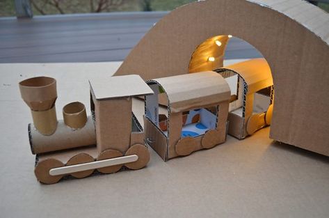 10 Manualidades para Niños con Cajas de Cartón | DecoPeques Cardboard Train, Train Crafts, Diy Cardboard Toys, Carton Diy, Ikat Bag, Cardboard Box Crafts, Cardboard Toys, Cardboard Art, Diy Cardboard