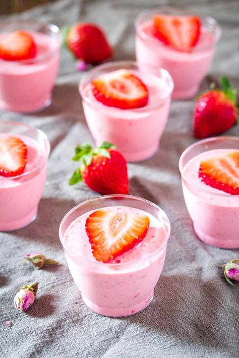 Quick Strawberry Mousse Recipe Pink Mousse Cups, Strawberries And Cream Recipe, Strawberry Mousse Recipe, Dessert Pots, Lemon Blueberry Bundt Cake, Cakes Ice Cream, Blueberry Bundt Cake, Fresh Strawberry Recipes, Cheesecake In A Jar