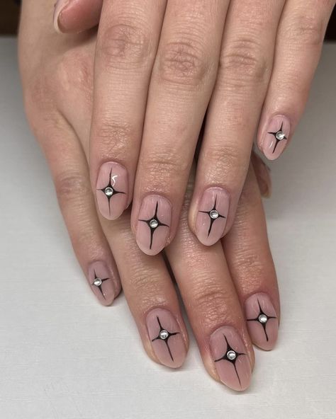 A clean nail aesthetic for those who don't want cats, bats, or ghosts on their nails. Halloween Nails Minimal, Mothman Nails, Short Edgy Nails, Goth Nails Short, Short Emo Nails, Short Goth Nails, Bat Nail Art, Alternative Nails, Tattoo Nails