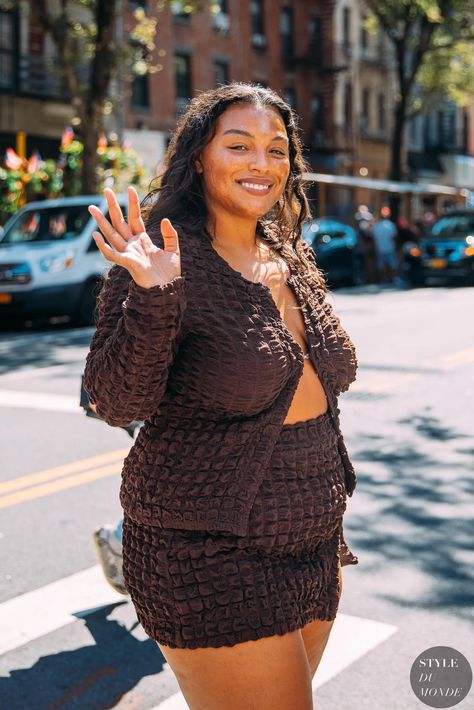 Paloma Elsesser Street Style, Paloma Elsesser Style, Plus Size Leather Skirt Outfit, Plus Size Leather Skirt, 2023 Street Style, Paloma Elsesser, Artsy Tattoos, Body Positive Fashion, Stylish People