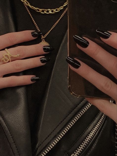 Black Jewellery Aesthetic, Black And Gold Aesthetic Fashion, Gold And Black Aesthetic, Feed Planning, Dark Grey Nails, Slytherin Jewelry, Black And Gold Outfit, Black And Gold Aesthetic, Instagram Filler